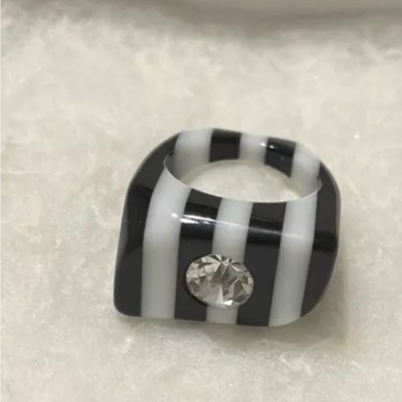 Chunky Retro Rings (lot of 5) Size 6-7 Lucite Plastic and Other Materials - Picture 5 of 6